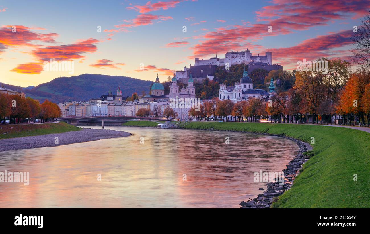 Salzburg, Österreich. Stadtbild von Salzburg, Österreich mit dem Salzburger Dom bei schönem Sonnenaufgang im Herbst. Stockfoto