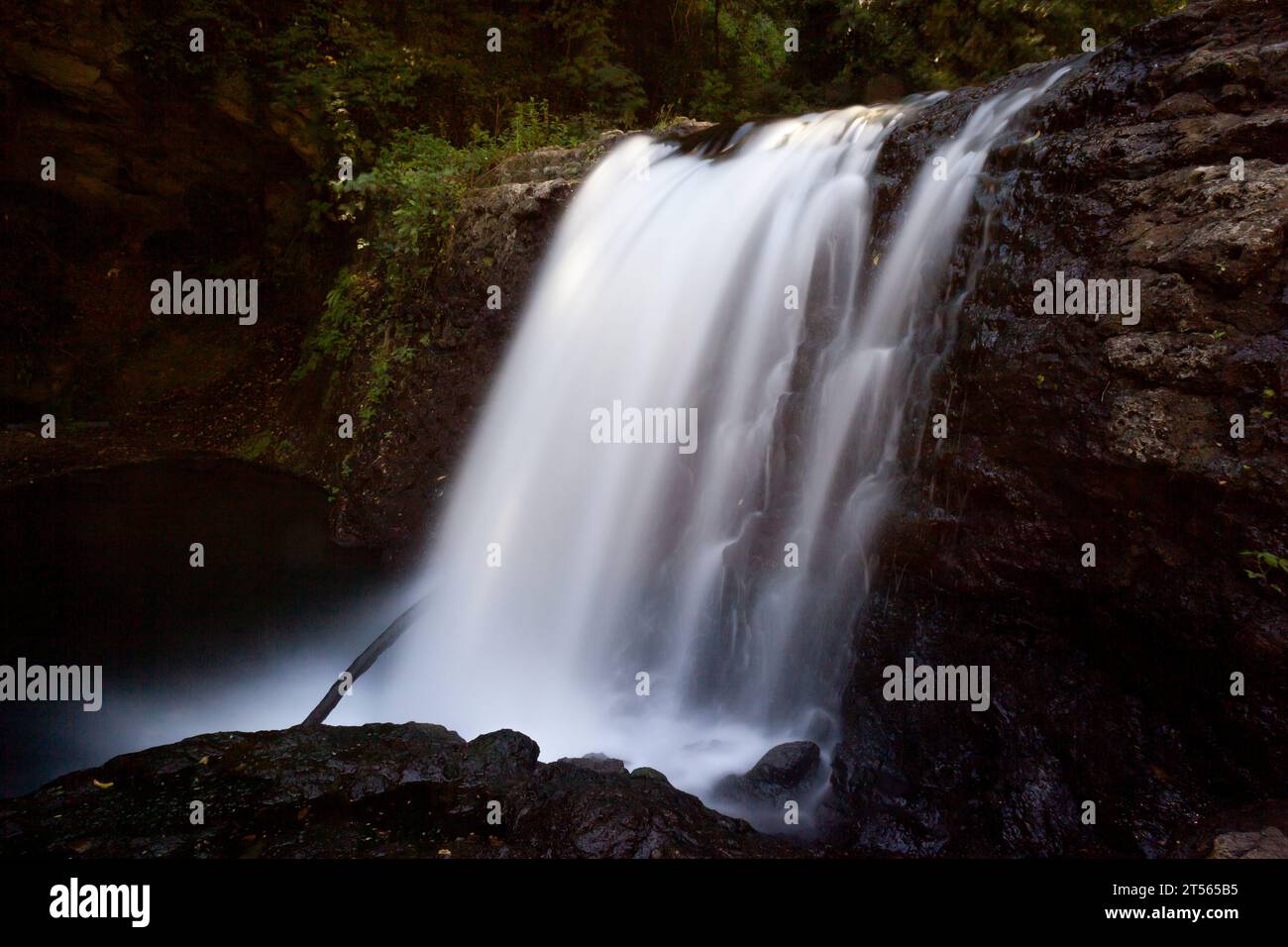 Im Herzen von Corchianos wilder Schönheit: Langzeitfotos enthüllen den ätherischen Charme der Cascades von Rio Fratta, eine Geschichte von zeitlosem Fluss und Ruhe Stockfoto