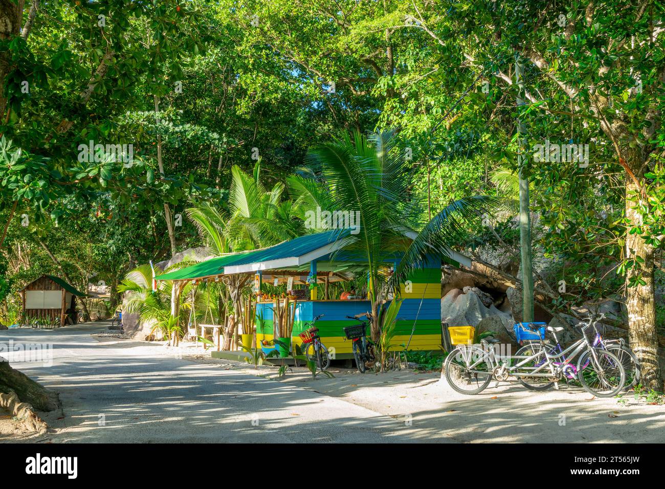 Fahrräder und Strandbar auf der Straße von La Digue Island, Seychellen Stockfoto