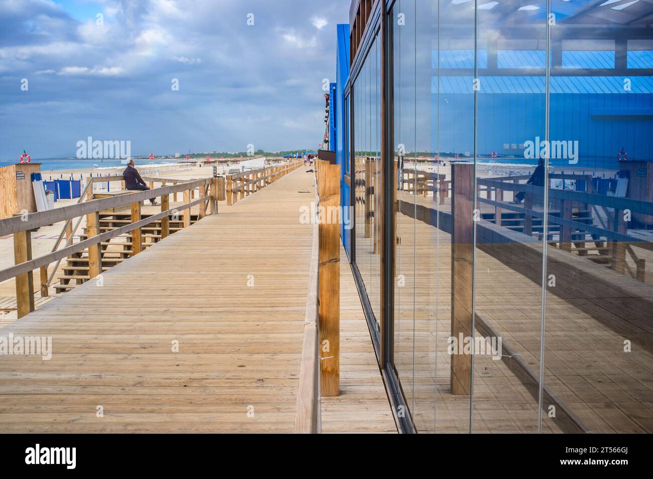 Restaurant Glas und Holzsteg am Strand. Strand Monte Gordo, Vila Real de Santo Antonio, Portugal Stockfoto