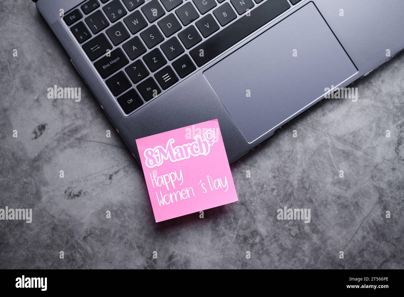 Flaches Lay-Foto von Laptop mit rosa Postit zum internationalen Frauentag 8. märz. Die Zukunft ist weiblich. Stockfoto