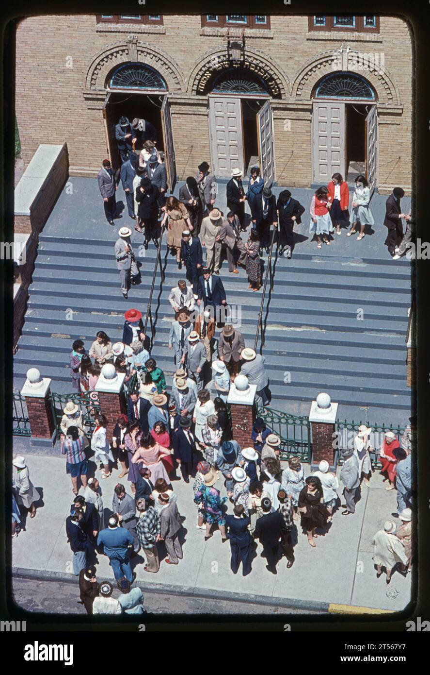 Moderne orthodoxe jüdische Männer und Frauen verlassen ihre Synagoge am Ende der Samstagvormittagsgottesdienste. An der 14th Avenue in Borough Park, Brooklyn, New York um 1976. Stockfoto