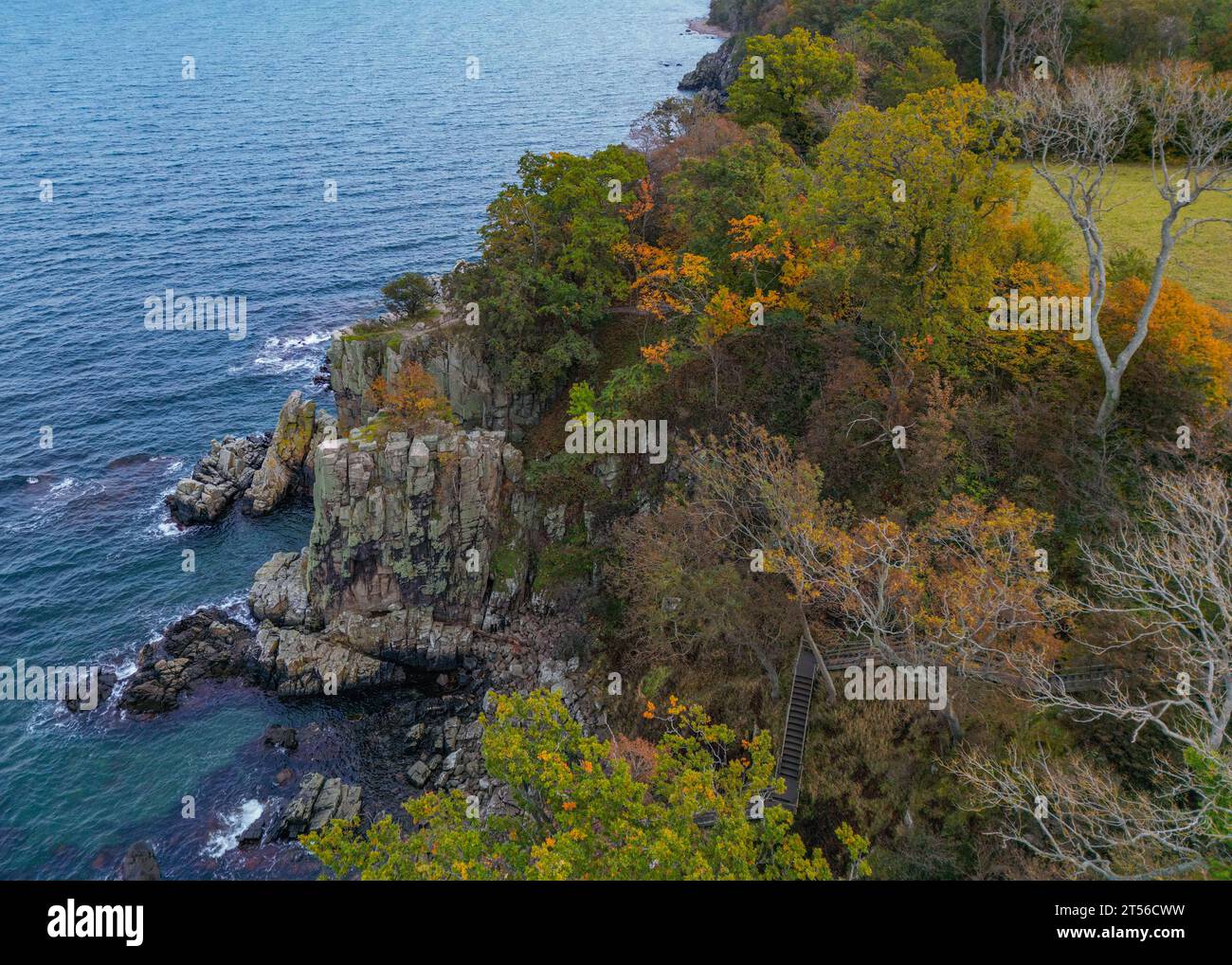 Tejn, Dänemark. Oktober 2023. Die Gesteinsformation Helligdomsklipperne an der Nordküste der dänischen Insel Bornholm in der Ostsee (Luftaufnahme mit einer Drohne). Die Helligdomsklipperne liegen an der Küste zwischen Tejn und Gudhjem und sind eine der wichtigsten Sehenswürdigkeiten Bornholms. Die Insel Bornholm ist zusammen mit dem Archipel Ertholmene die östlichste Insel Dänemarks. Dank seiner Lage genießt die Insel Bornholm viele Sonnenstunden. Quelle: Patrick Pleul/dpa/Alamy Live News Stockfoto