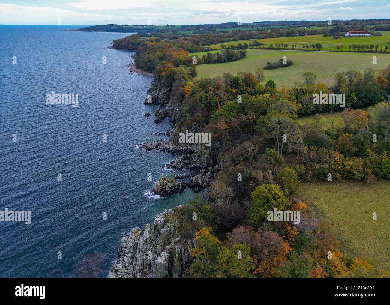 Tejn, Dänemark. Oktober 2023. Die Gesteinsformation Helligdomsklipperne an der Nordküste der dänischen Insel Bornholm in der Ostsee (Luftaufnahme mit einer Drohne). Die Helligdomsklipperne liegen an der Küste zwischen Tejn und Gudhjem und sind eine der wichtigsten Sehenswürdigkeiten Bornholms. Die Insel Bornholm ist zusammen mit dem Archipel Ertholmene die östlichste Insel Dänemarks. Dank seiner Lage genießt die Insel Bornholm viele Sonnenstunden. Quelle: Patrick Pleul/dpa/Alamy Live News Stockfoto