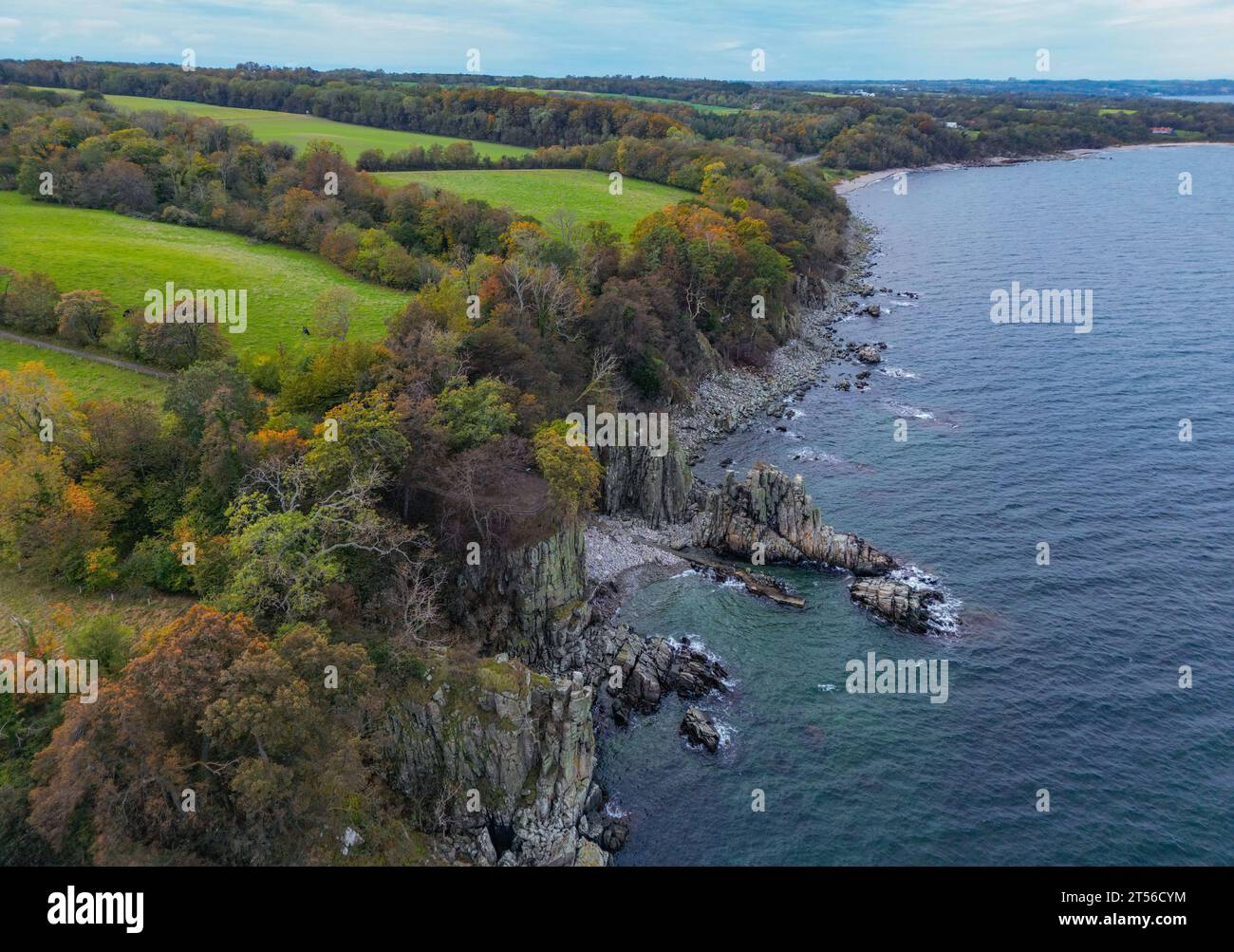 Tejn, Dänemark. Oktober 2023. Die Gesteinsformation Helligdomsklipperne an der Nordküste der dänischen Insel Bornholm in der Ostsee (Luftaufnahme mit einer Drohne). Die Helligdomsklipperne liegen an der Küste zwischen Tejn und Gudhjem und sind eine der wichtigsten Sehenswürdigkeiten Bornholms. Die Insel Bornholm ist zusammen mit dem Archipel Ertholmene die östlichste Insel Dänemarks. Dank seiner Lage genießt die Insel Bornholm viele Sonnenstunden. Quelle: Patrick Pleul/dpa/Alamy Live News Stockfoto