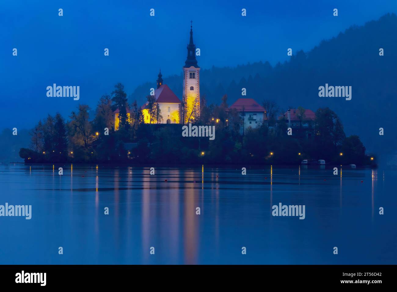 Die Kirche der Himmelfahrt in der blauen Stunde, Bleder See, Slowenien, Europa Stockfoto