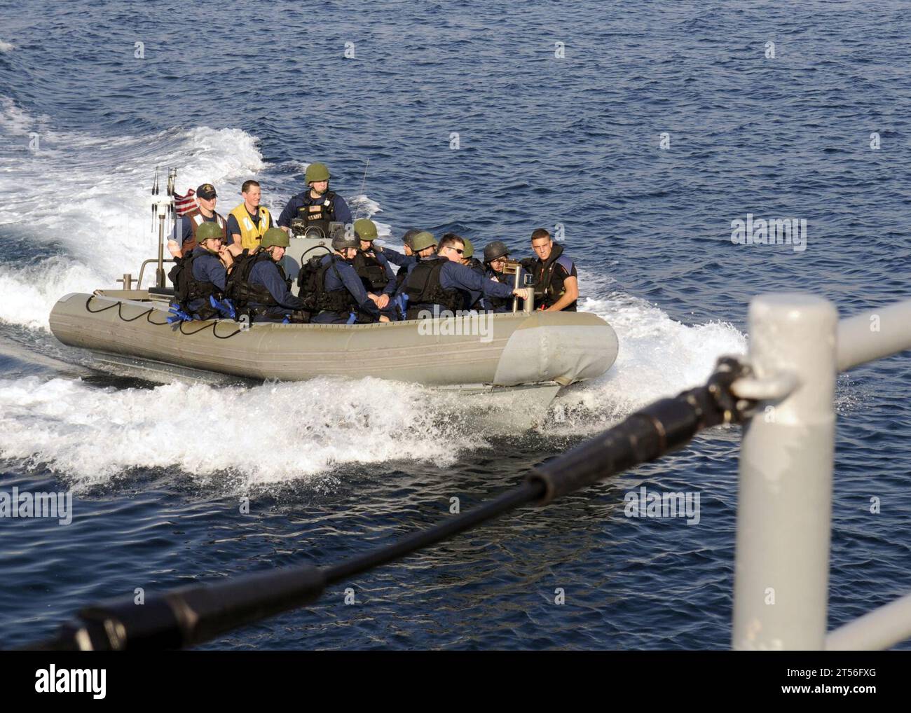 RHIB, Royal Australian Navy Adelaide-Klasse Lenkraketen Fregatte HMAS Darwin (FFG 04), Talisman Saber 2011, Timor Sea, U.S. Navy, USS Cowpens (CG 63) Stockfoto