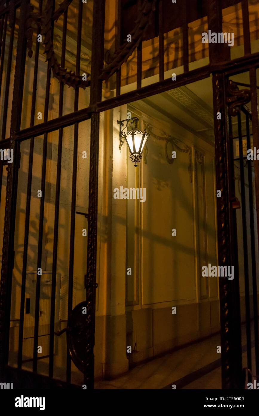 Wunderschöne Straßendetails im Stadtzentrum bei Nacht, Budapest, Ungarn Stockfoto