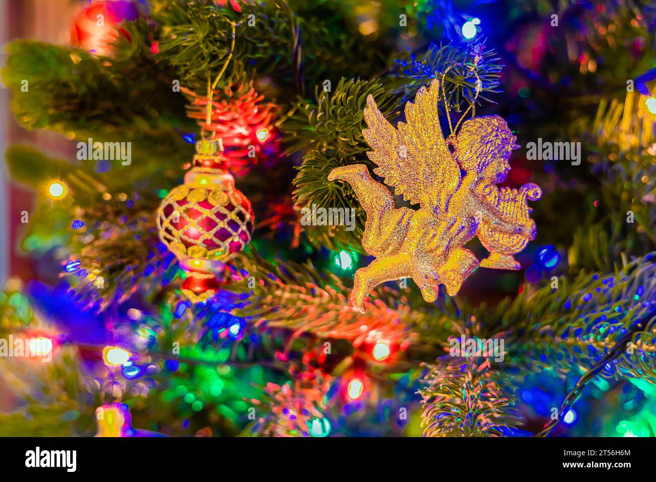 Schöner magischer Weihnachtsbaum, geschmückt mit Lichterketten. Stockfoto