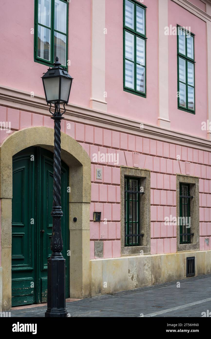 Wunderschönes historisches Haus im Burgviertel Buda, Altstadt, Budapest, Ungarn Stockfoto