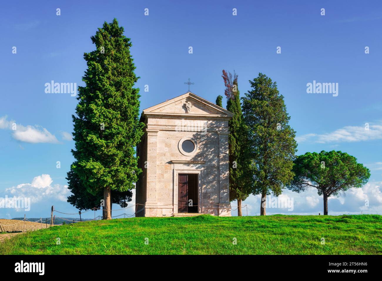 SAN QUIRICO D'ORCIA - TOSKANA - ITALIEN - 27. OKTOBER 2023: Cappella di Vitaleta, berühmte Kapelle in der toskanischen Landschaft von Val d'Orcia im Herbst Stockfoto