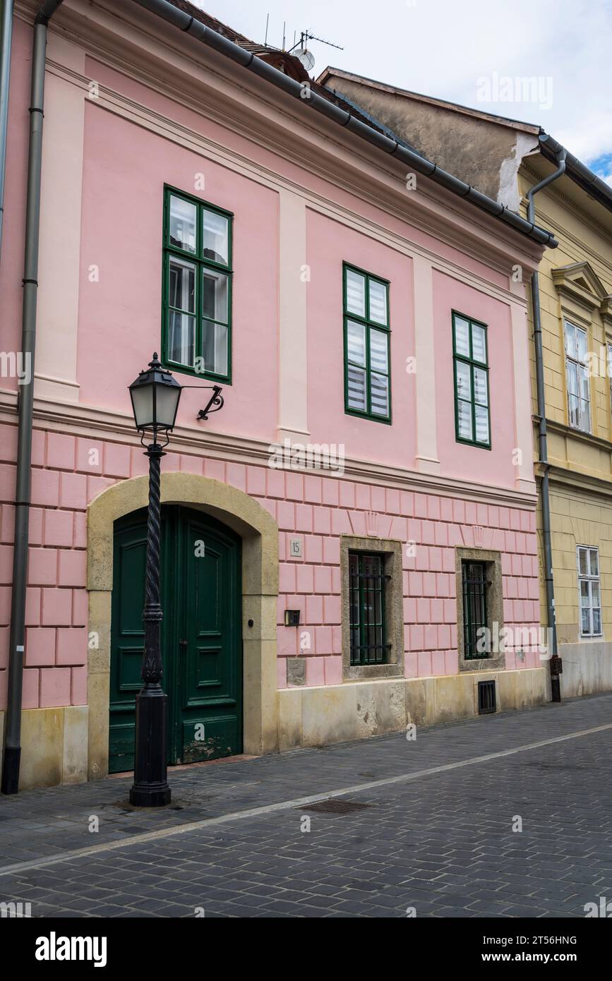 Wunderschöne historische Häuser in der Táncsics Mihály-Straße, Budaer Burgviertel, Budapest, Ungarn Stockfoto