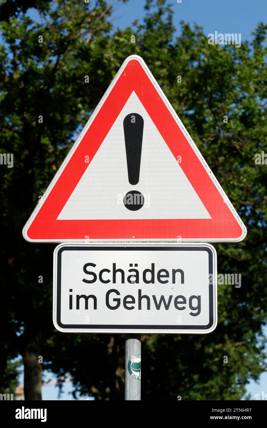 Verkehrsschild Gefahrenstelle, Schäden auf dem Gehweg, Deutschland Stockfoto