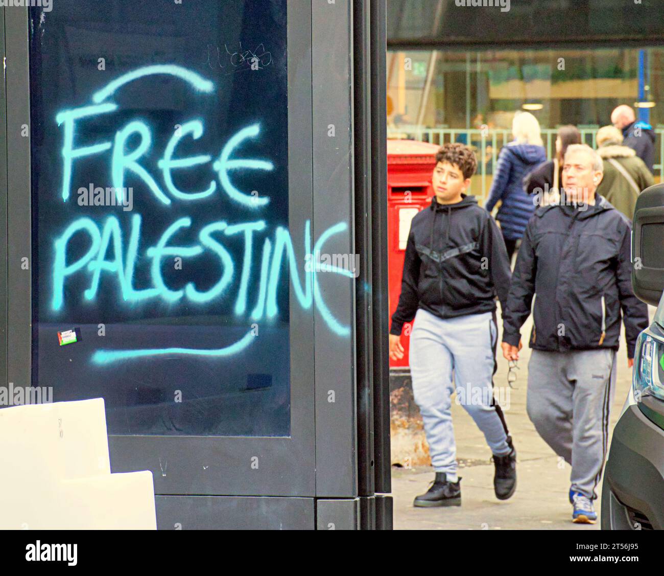 Glasgow, Schottland, Großbritannien. November 2023. Freies Palästina Graffiti auf einer elektronischen Straßenwerbeeinheit. Credit Gerard Ferry/Alamy Live News Stockfoto
