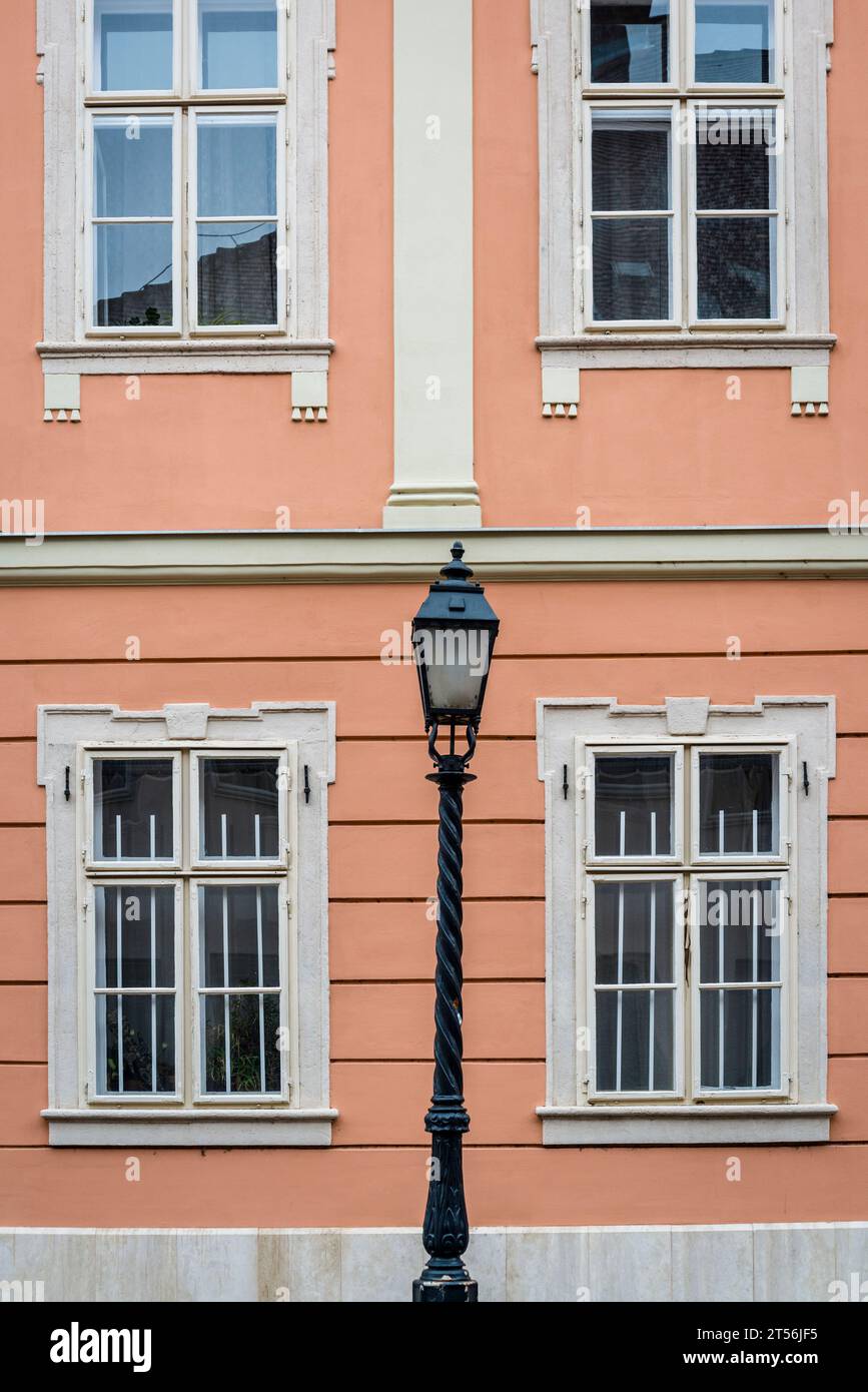 Wunderschönes historisches Haus im Burgviertel Buda, Altstadt, Budapest, Ungarn Stockfoto