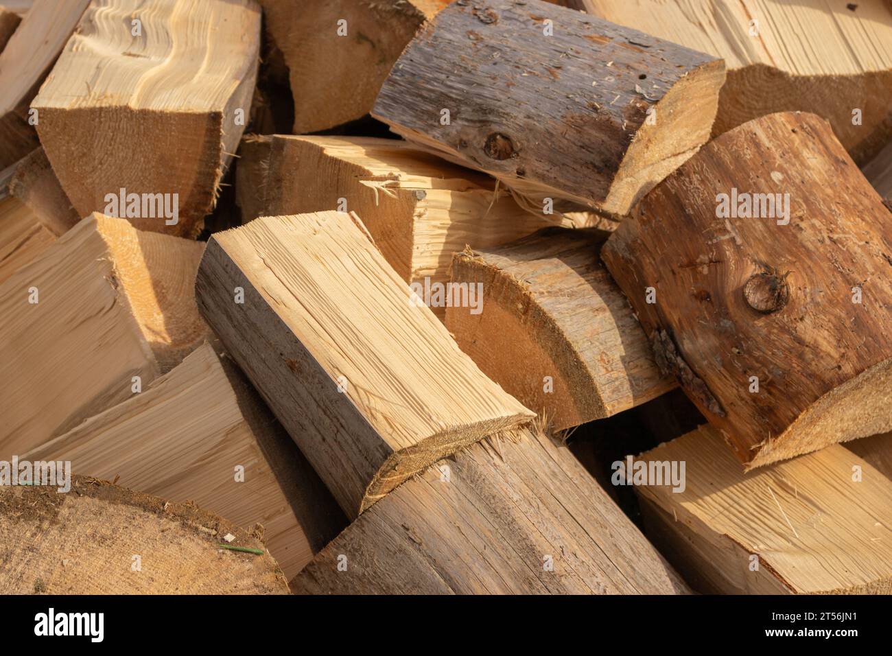 Holzstapel. Hintergrund gehackter Logs. Holzstapel Hintergrund. Gestapeltes Holz. Holzstruktur. Protokollierungsspeicher. Harwood Hintergrund. Brennholzhaufen. Stockfoto