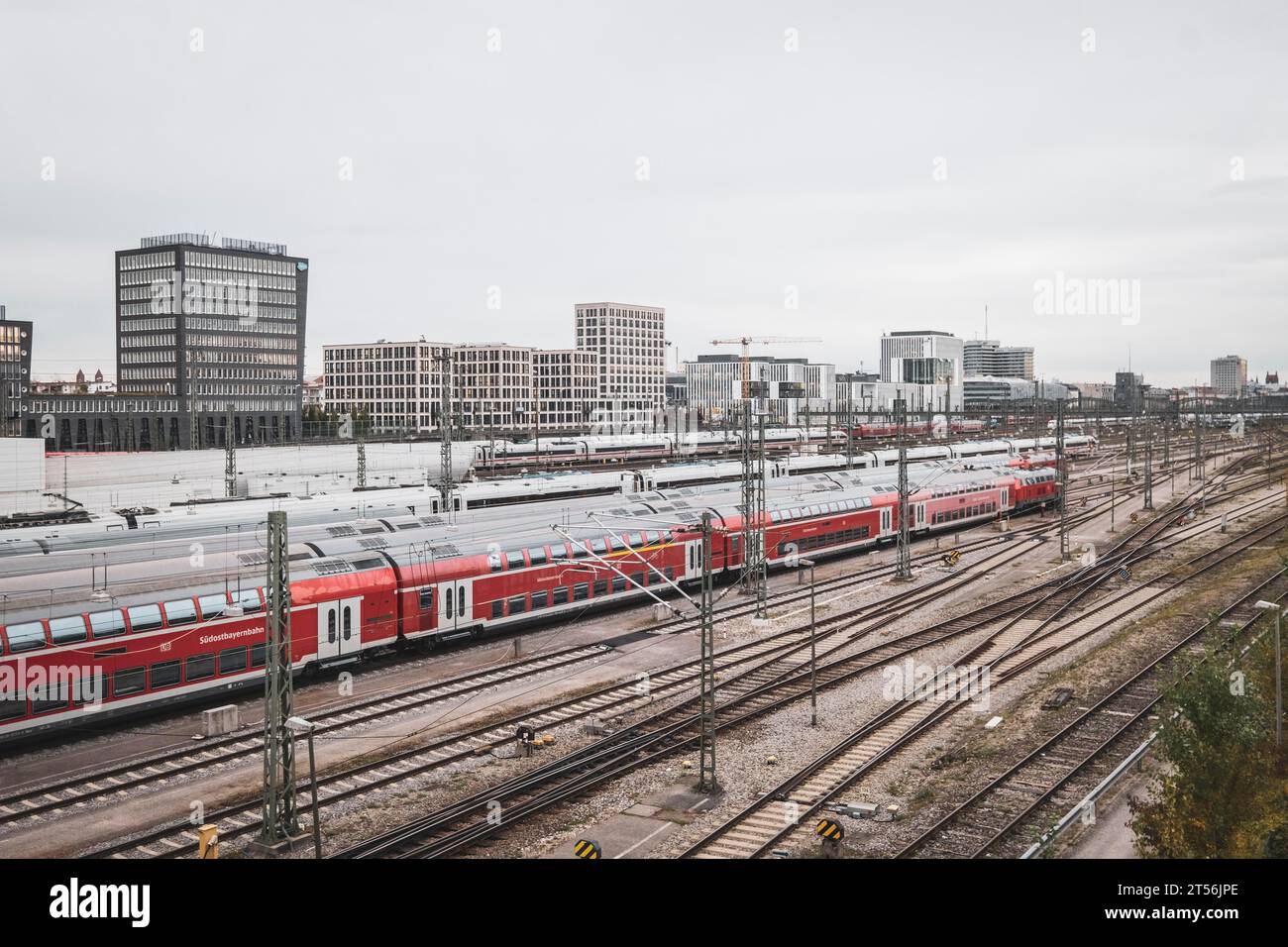 Regional- und ICE-Züge vor dem Münchner Hauptbahnhof Stockfoto