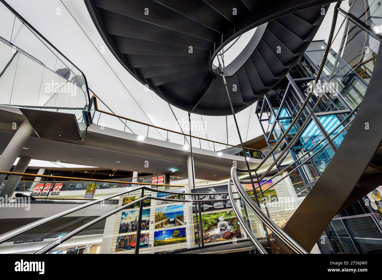 Treppen in einem modernen Möbelgeschäft, Bayern, Deutschland Stockfoto