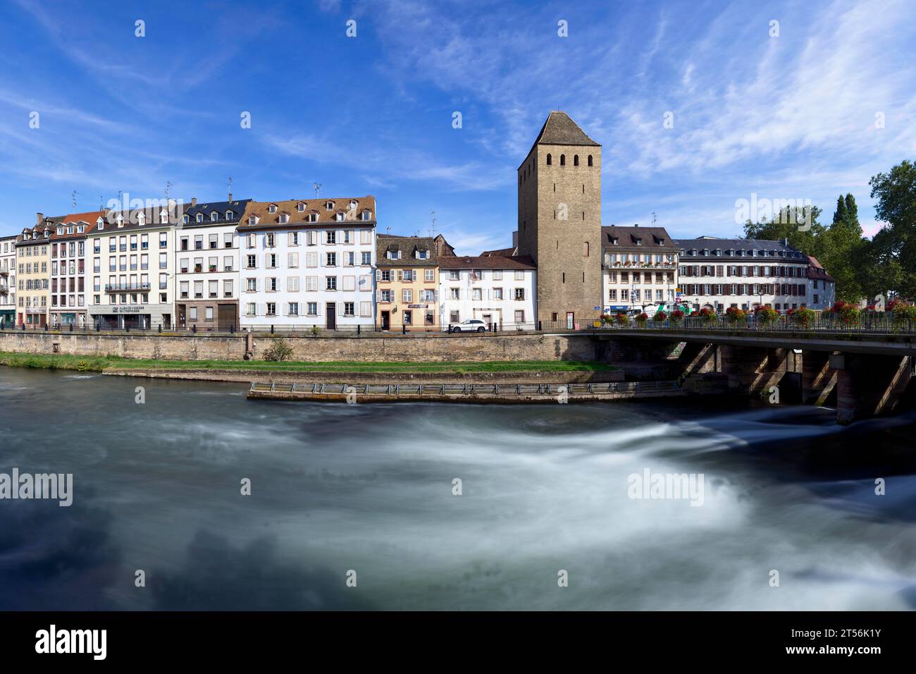 Langzeitbelichtung des Quai Turckheim und des Canal du Faux-Rempart in Straßburg, Bas-Rhin, Grand Est, Frankreich Stockfoto