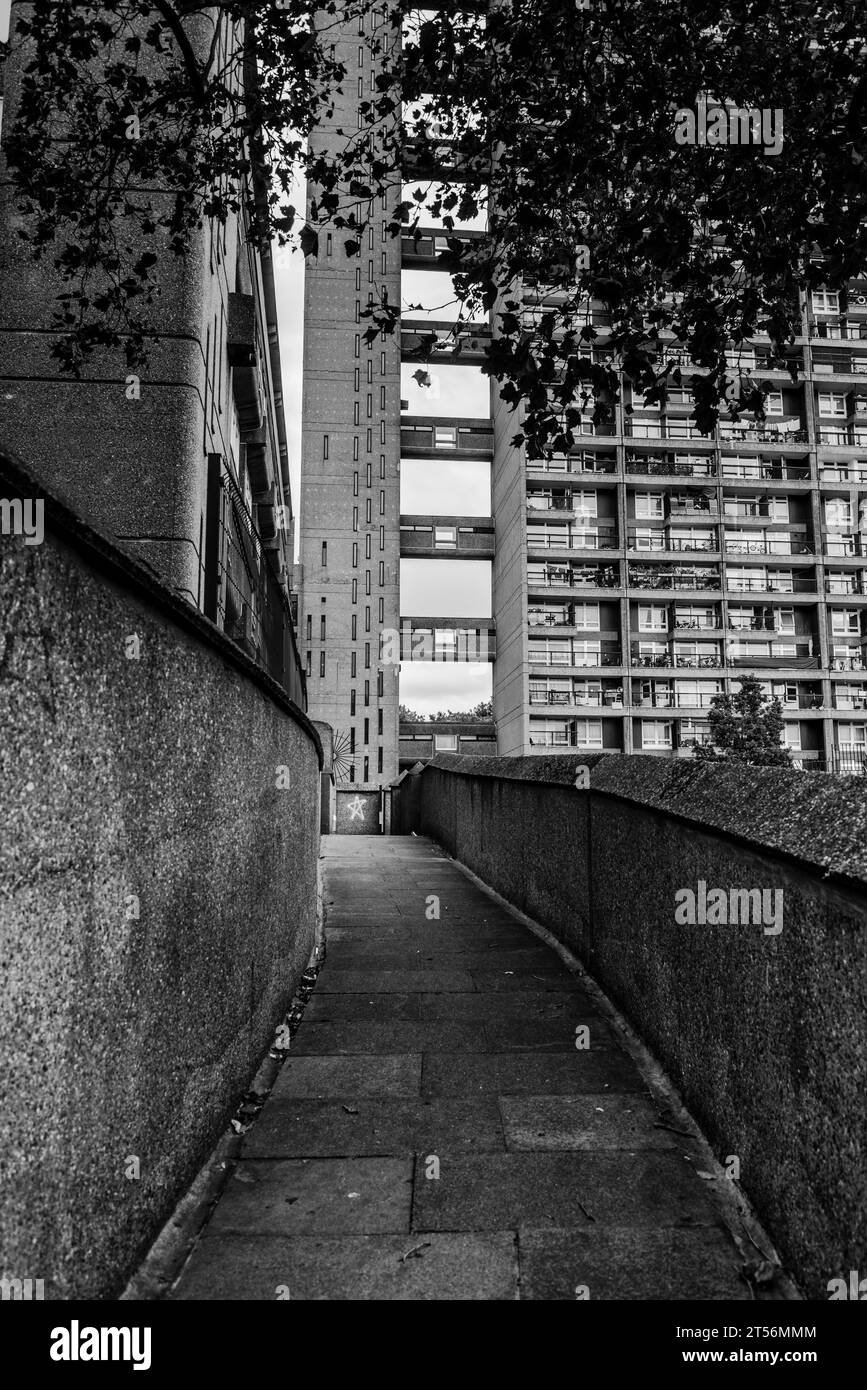 Trellick Tower, ein denkmalgeschützter Turm in North Kensington. 1972 eröffnet und im brutalistischen Stil vom Architekten Ernő Goldfinger, L Stockfoto