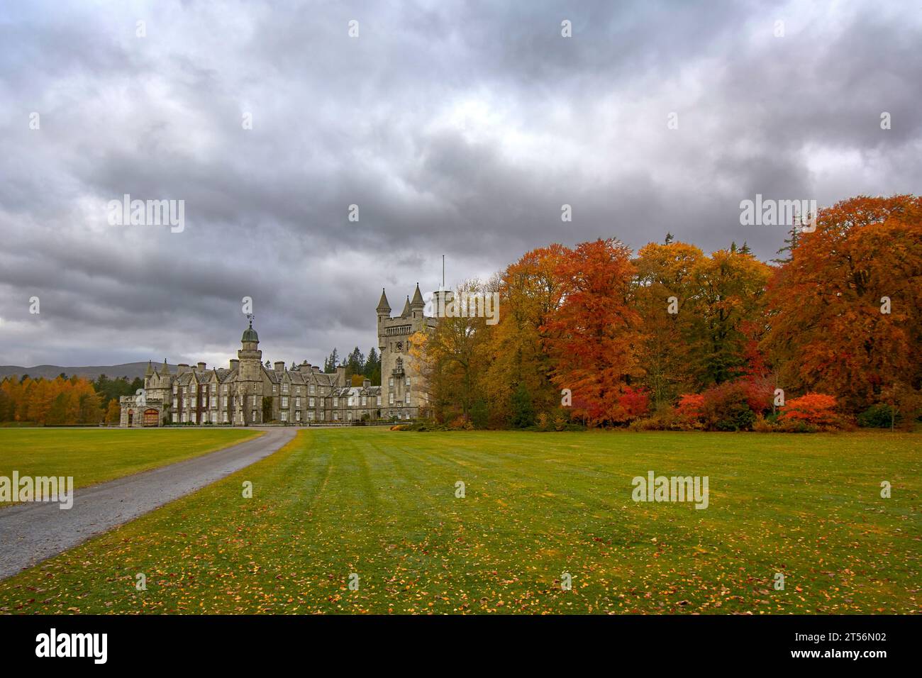 Balmoral Estates Crathie Scotland Balmoral Castle die weitläufigen, mit Blättern bedeckten Rasenflächen und bunten Bäumen im Herbst Stockfoto