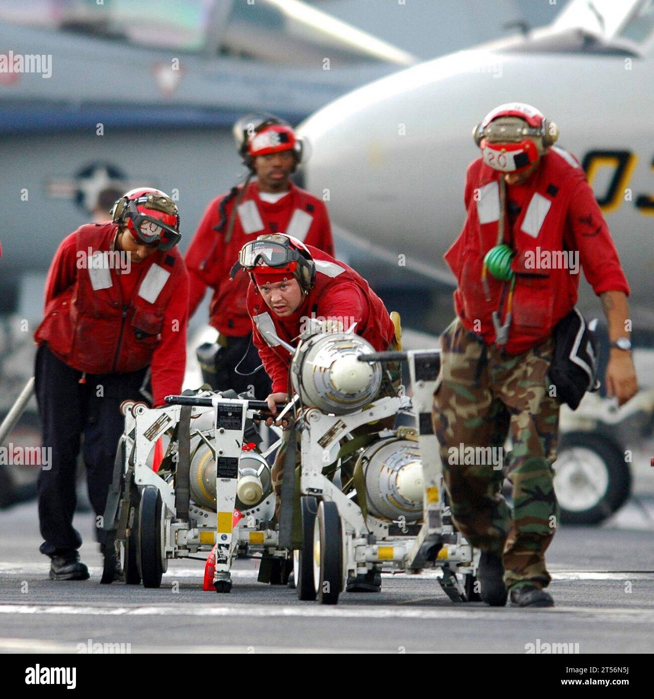 Arabian Sea, Carrier Air Wing (CVW) 7, F/A-18F Super Hornet, GPS Guided Bomb Unit- 38 (GBU-38), Jolly RogersУ of Strike Fighter Squadron (VFA) 103 Transport Laser Guided Bomb Unit-12 (GBU-12), Flugzeugträger der Nimitz-Klasse USS Dwight D. Eisenhower (CVN 69) Stockfoto