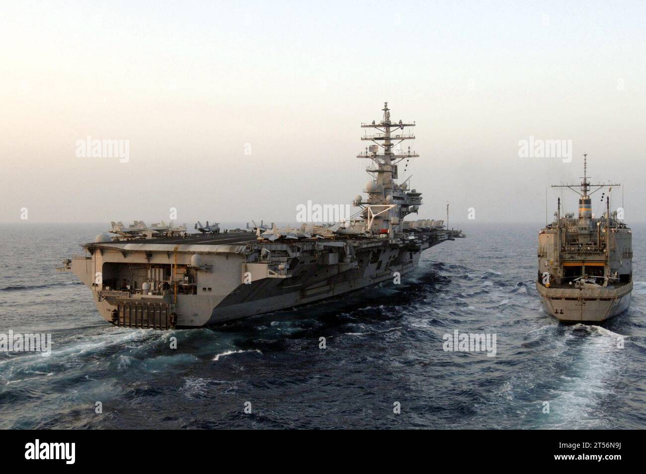 Combined Forces Command United States Forces Korea, Commander United Nations Command, CVN 76, Exercise, Foal Eagle, Flugzeugträger der Nimitz-Klasse USS Ronald Reagan (CVN 76), Staatsbürger der Republik Korea, Südchinesisches Meer, USNS Kiska (T-AE 35), USS Ronald Reagan Stockfoto