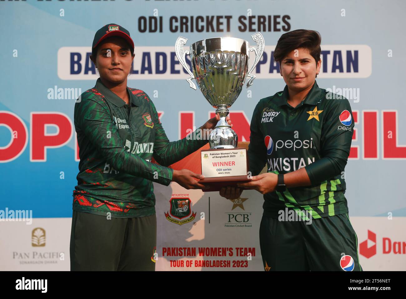 Die Kapitäne von Bangladesch und Pakistan Cricket-Teams Nigar Sultana Joty (L) und Nida dar (R) präsentieren die One Day International (ODI)-Serie Trophy at Stockfoto