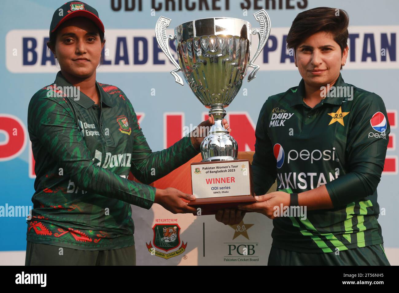 Die Kapitäne von Bangladesch und Pakistan Cricket-Teams Nigar Sultana Joty (L) und Nida dar (R) präsentieren die One Day International (ODI)-Serie Trophy at Stockfoto