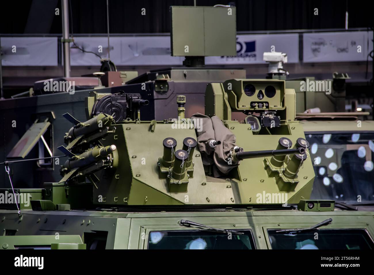 Gepanzertes Kampffahrzeug in Tarnfarben, bewaffnet mit tödlichem Maschinengewehr und Raketenwerfer, auf der internationalen Waffenmesse in Belgrad, SRB Stockfoto