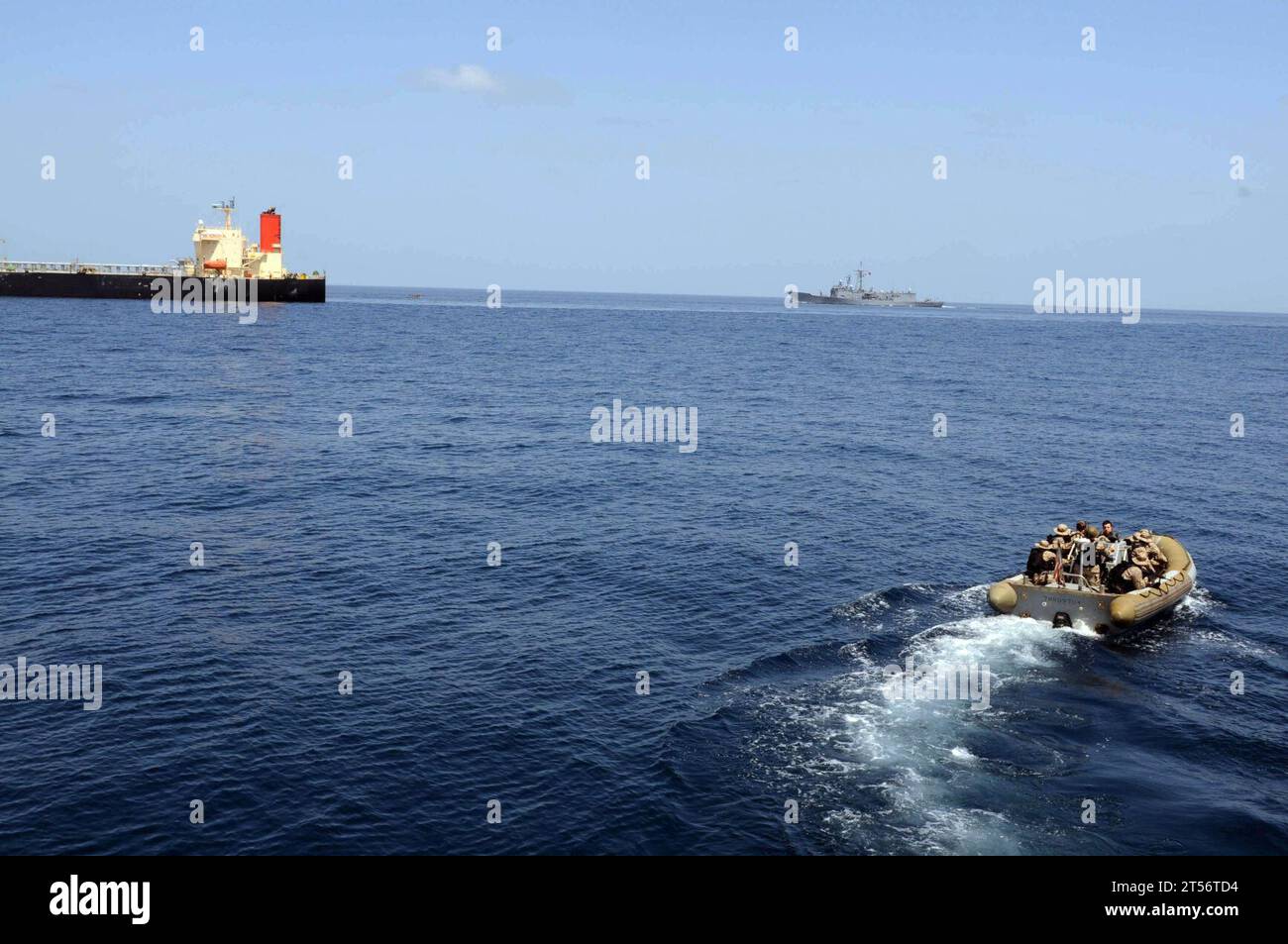 Combined Task Force 151, kommerzieller Öltanker, ctf-151, Fregatte, Lenkraketenvernichter, Verbot, japanisches Eigentum, M/V Guanabara, Maritime Security Operations, MSO, NATO Anti-Piracy Task Force 508, Marine, Piraterie, TCG Giresun (F 491), türkische Marine, US Navy, USS Bulkeley (DDG 84) Stockfoto