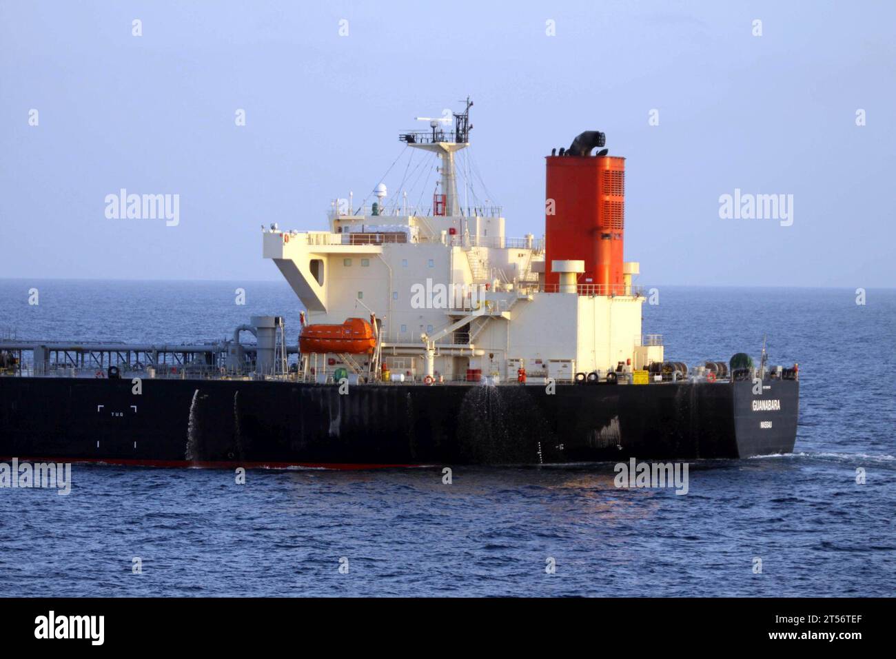 Combined Task Force 151, kommerzieller Öltanker, ctf-151, Fregatte, Lenkraketenvernichter, Verbot, japanisches Eigentum, M/V Guanabara, Maritime Security Operations, MSO, NATO Anti-Piracy Task Force 508, Marine, Piraterie, TCG Giresun (F 491), türkische Marine, US Navy, USS Bulkeley (DDG 84) Stockfoto