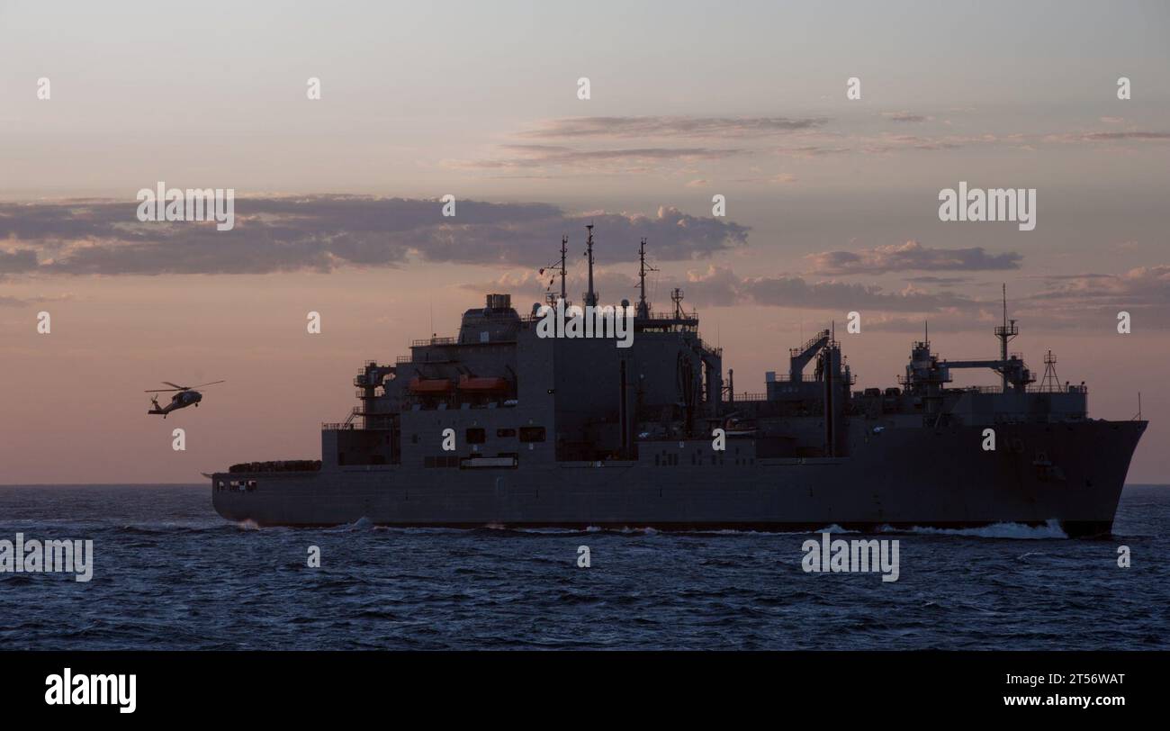 Flugzeugträger, Carrier Air Wing 2, COMPTUEX, cvn 72, cvw 2, Trockenfrachtschiff, Golden Falcons, Helicopter Sea Combat Squadron 12, HSC-12, Lewis und Clark-Klasse, MH-60S Seahawk, Nimitz-Klasse, RAS, Wiederauffüllung auf See, T-AKE-10, Travis Mendoza, U.S. Navy, USNS Charles Drew, uss abraham lincoln, vertrep Stockfoto