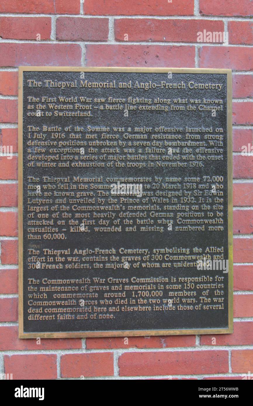 Das Thiepval-Denkmal für die Gefallenen der Somme in Nordfrankreich trägt diese Erklärungstafel, die erklärt, wer, was, wo, warum, wann es gebaut wurde. Stockfoto