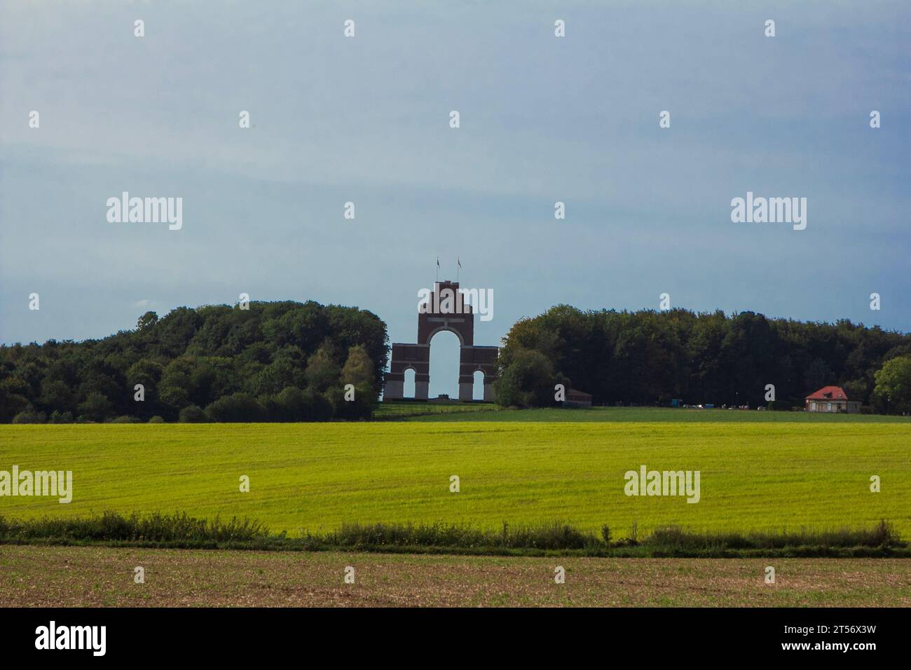 Das von Sir Edwin Lutyens entworfene Thiepval Memorial to the Fallen of the Somme (Frankreich) trägt die Namen von 72.331 Soldaten ohne bekanntes Grab. Stockfoto