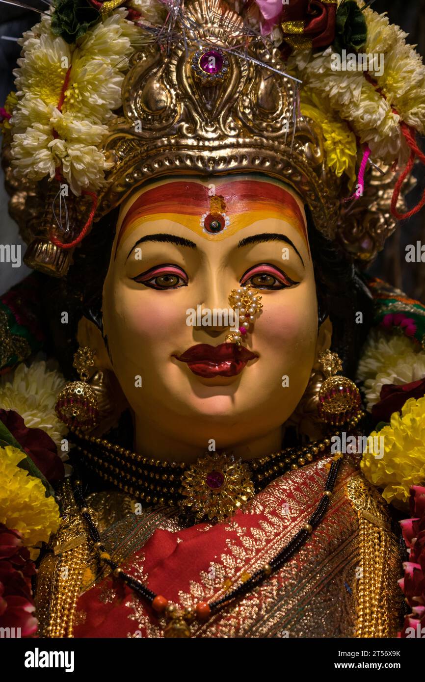 Ein wunderschönes Idol von Maa Durga, der während Navratri in Mumbai, Indien, bei einem Pandal verehrt wird Stockfoto