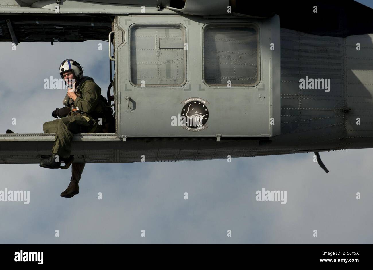 US Navy Ein Marineflugzeug, das der Helicopter Sea Combat Squadron (HSC) 12 zugewiesen ist, führt die Piloten eines MH-60S Sea Hawk helicopt.jpg Stockfoto