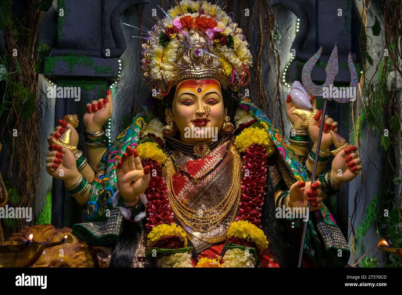 Ein wunderschönes Idol von Maa Durga, der während Navratri in Mumbai, Indien, bei einem Pandal verehrt wird Stockfoto