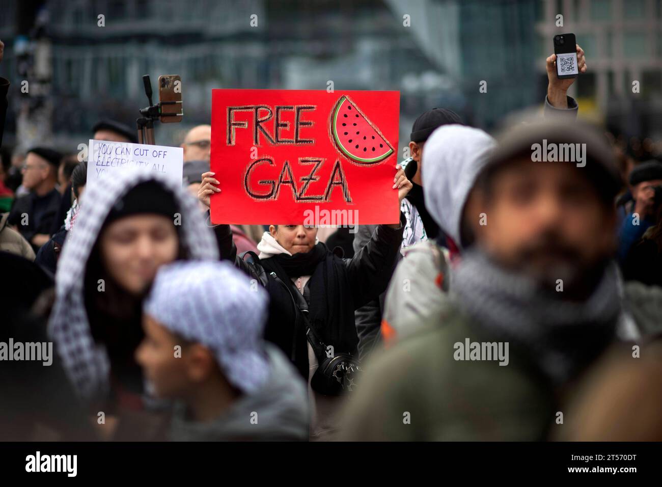 Gaza Solidaritätsdemonstration Deu, Deutschland, Deutschland, Berlin, 28.10.2023 Demonstranten mit Schild Free Gaza auf der Kundgebung und Demonstration von einem breiten Buendnis von Palaestinenser, Juden und andere Gruppen der Friedensbewegung unter dem Motto Global South Unites for Frieden im Nahen Osten demonstrieren für einen sofortigen Waffenstillstand am Hauptbahnhof in Berlin Deutschland . Der Konflikt zwischen der Hamas und Israel verschaerft sich nach dem toedlichen Terror von Hamas am 7. Oktober und dem Krieg von Israel in Gaza en: Demonstranten mit Schild Free Gaza bei der Kundgebung und DE Stockfoto