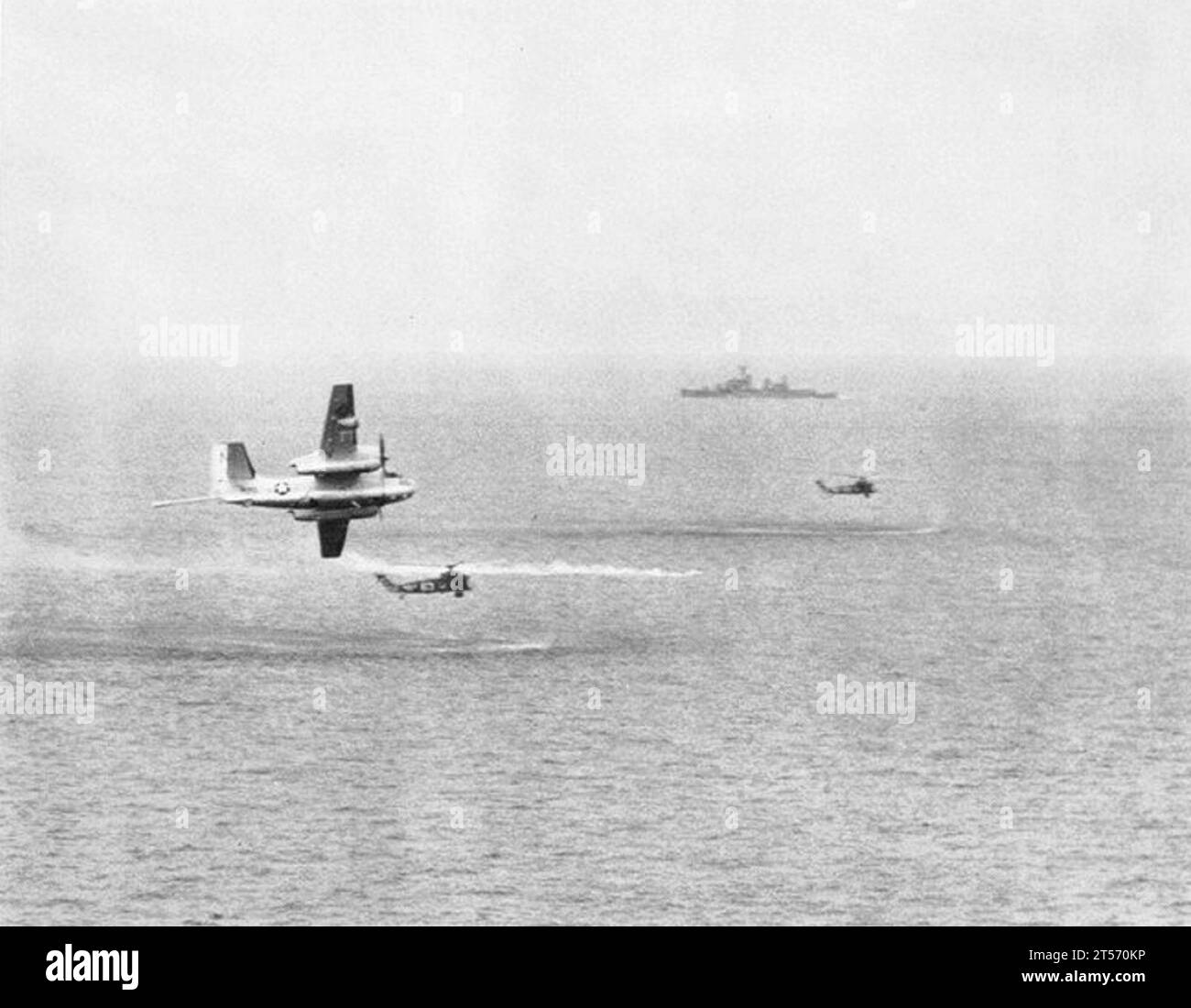 US Navy-Flugzeuge und ein Zerstörer während einer U-Boot-Übung im Jahr 1962.jpg Stockfoto