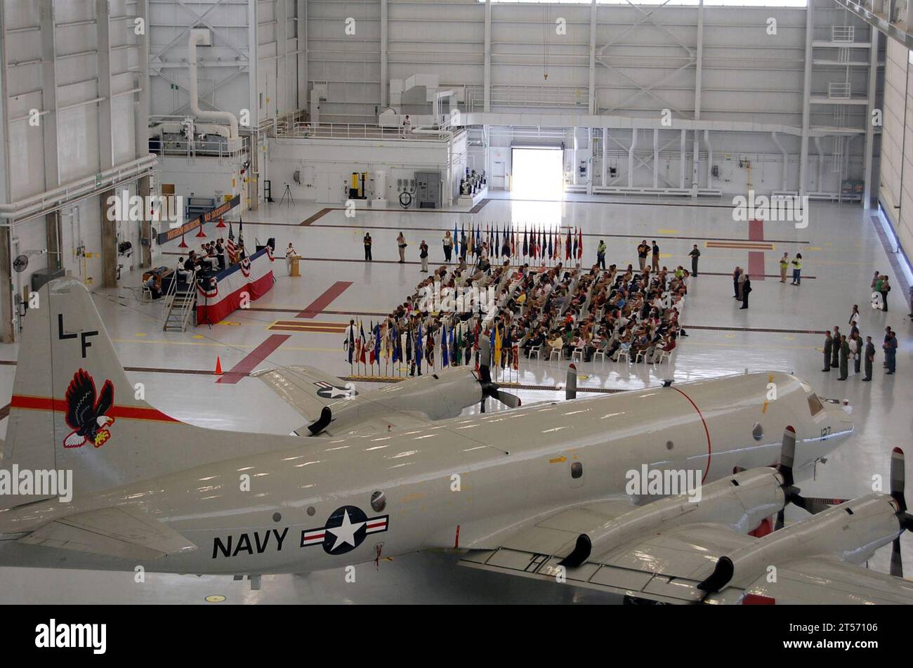 US Navy mehr als 400 Mitglieder des Militärs, zivile Angestellte und Familien versammeln sich im Hangar 511 auf der Naval Air Station Jacksonville.jpg Stockfoto