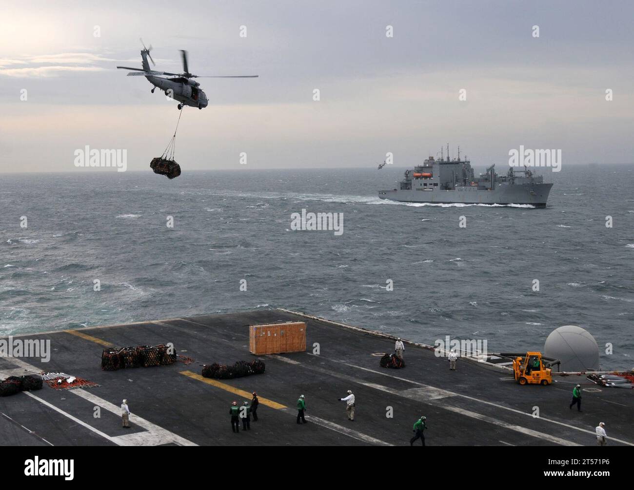 US Navy ein MH-60S Sea Hawk Hubschrauber, der den Golden Falcons der Helicopter Sea Combat Squadron (HSC) 12 zugeordnet ist, liefert Fracht t.jpg Stockfoto