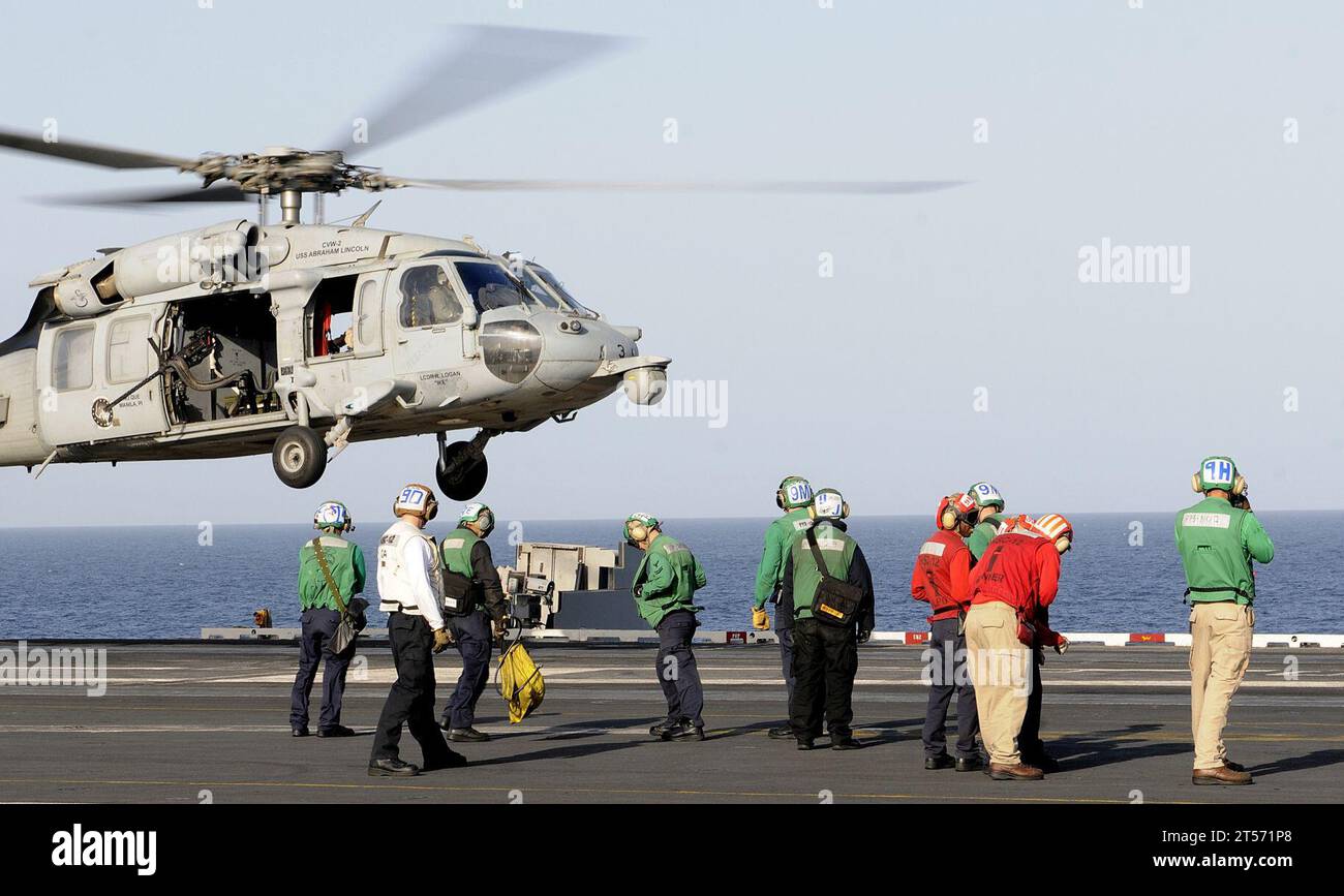 US Navy ein MH-60S Sea Hawk Hubschrauber, der den Golden Falcons der Helicopter Sea Combat Squadron (HSC) 12 zugeordnet ist, startet ab t.jpg Stockfoto