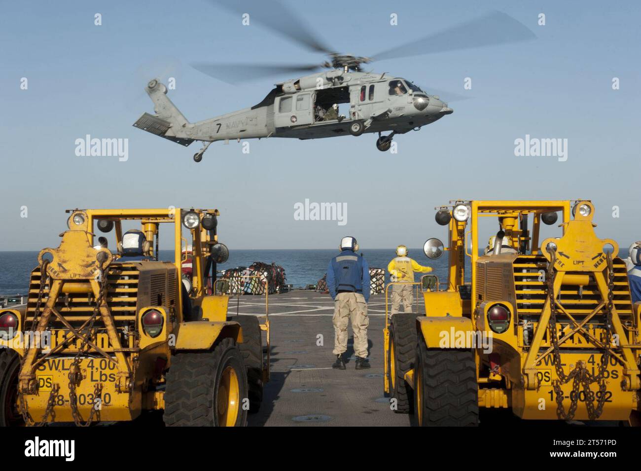 US Navy ein MH-60S Sea Hawk Hubschrauber, der der Helicopter Sea Combat Squadron (HSC) 12 zugeordnet ist, schwingt über dem Flugdeck der am.jpg Stockfoto