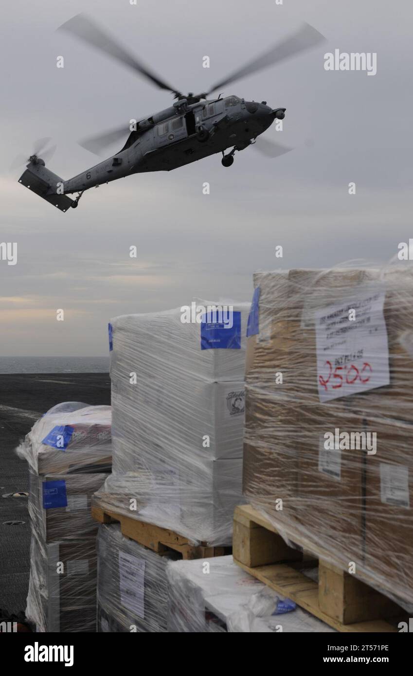 US Navy ein MH-60S Sea Hawk Hubschrauber, der den Golden Falcons der Helicopter Sea Combat Squadron (HSC) 12 zugeordnet ist, fällt cargo.jpg ab Stockfoto