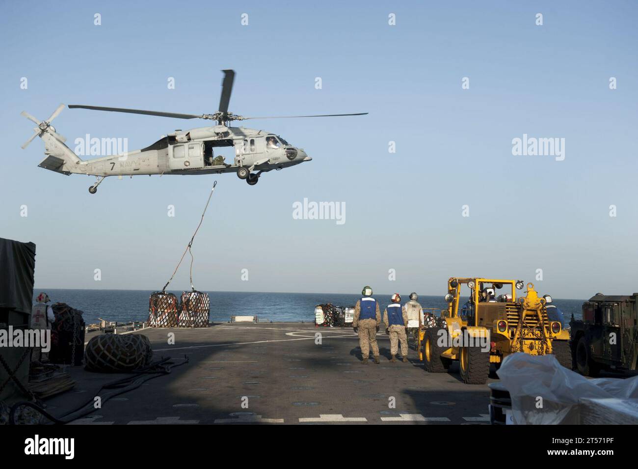 US Navy ein MH-60S Sea Hawk Hubschrauber, der der Helicopter Sea Combat Squadron (HSC) 12 zugeordnet ist, liefert Fracht auf das Flugdeck von t.jpg Stockfoto