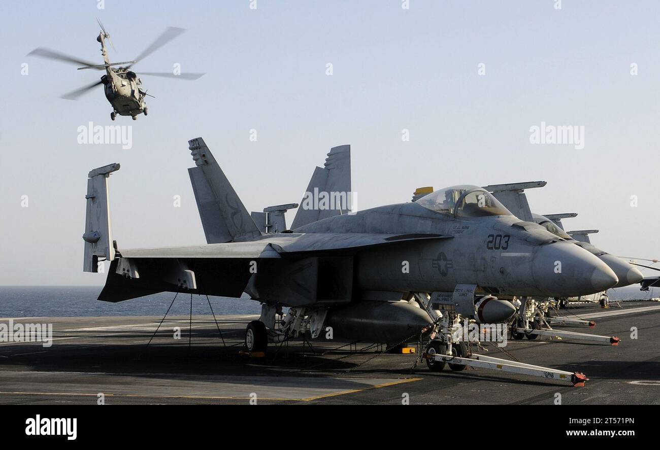 US Navy ein MH-60S Sea Hawk Hubschrauber, der den Golden Falcons der Helicopter Sea Combat Squadron (HSC) 12 Fliegen über the.jpg zugewiesen ist Stockfoto