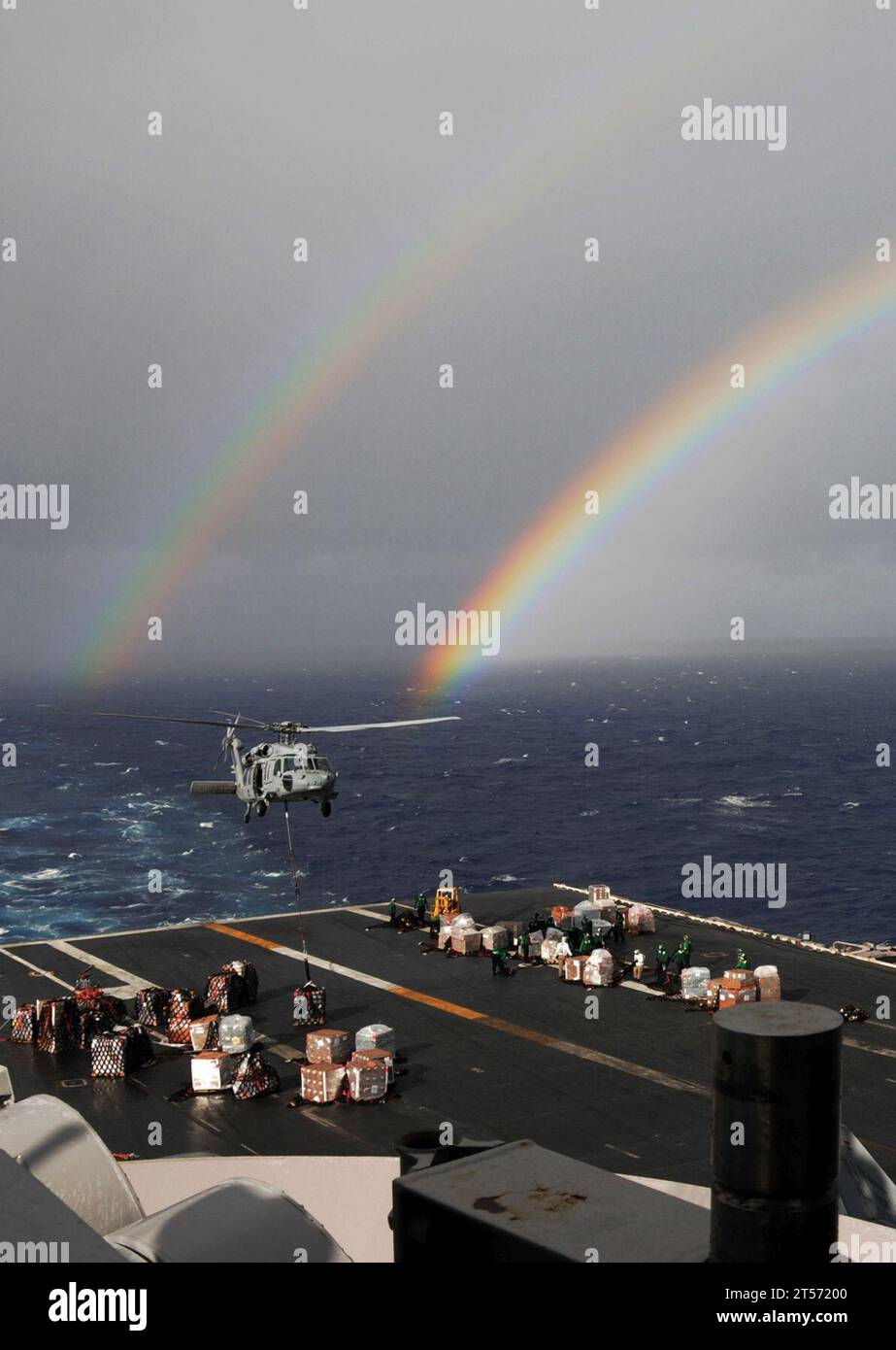 US Navy ein MH-60S Sea Hawk Hubschrauber der Golden Falcons of Helicopter Sea Combat Squadron (HSC) 12 liefert Lieferungen an th.jpg Stockfoto