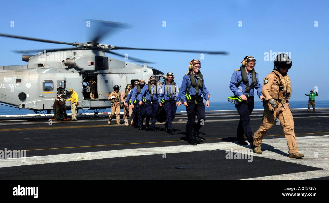 US Navy britische Seeleute werden von einem EH-101 Merlin Hubschrauber begleitet, der der Royal Navy Fregatte HMS St. zugeordnet ist Albaner (F 83) ab.jpg Stockfoto