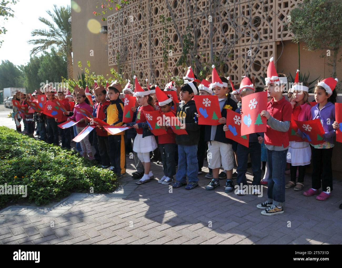 Die Kinder der US Navy von der Bahrain School singen Weihnachtslieder an US-Soldaten und Zivilisten employees.jpg Stockfoto